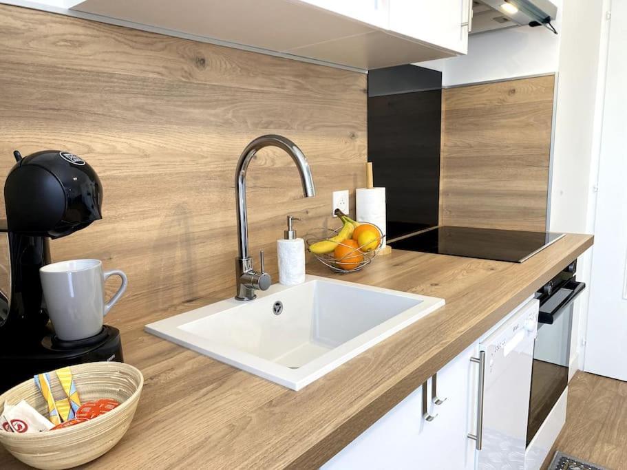 Le Brennou- Proche Centre- Neuf-climatise-tout Equipe Appartement